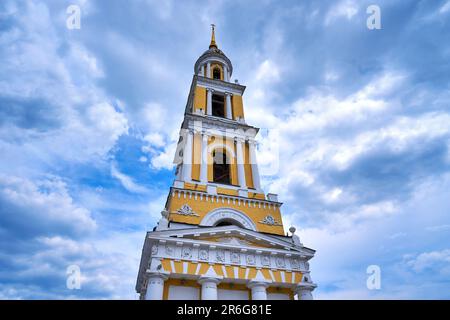 Kolomna, Russland - 30. Mai 2023: Antiker Glockenturm am Himmel Stockfoto