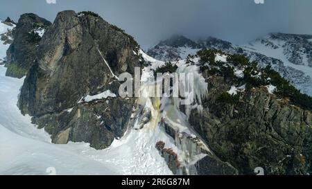 Slowakei Wandern auf dem Tar River, Winterzeit. Beauty Snowy Mountains und Eis. Stockfoto