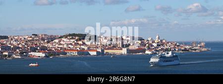 Lissabon, Portugal - Juni 01 2018: Kreuzfahrtschiff auf dem Weg zum Atlantik. Stockfoto