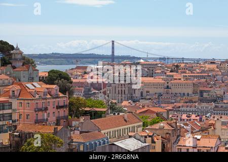 Lissabon, Portugal - Juni 01 2018: Ruinen des Carmo-Klosters mit der Brücke vom 25. April dahinter. Stockfoto