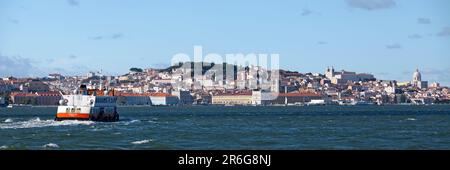 Lissabon, Portugal - Juni 01 2018: Fähre über den Fluss in Richtung Lissabon. Stockfoto