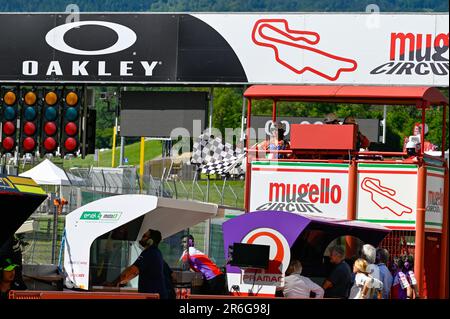 Mugello, Italien. 09. Juni 2023. Ende der Rennflagge während der Free Practice MotoGP Grand Prix of Italy, MotoGP World Championship in Mugello, Italien, Juni 09 2023 Gutschrift: Independent Photo Agency/Alamy Live News Stockfoto