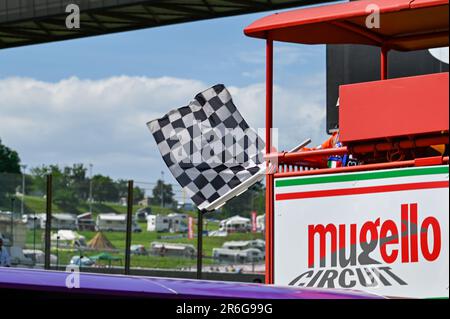 Mugello, Italien. 09. Juni 2023. Ende der Rennflagge während der Free Practice MotoGP Grand Prix of Italy, MotoGP World Championship in Mugello, Italien, Juni 09 2023 Gutschrift: Independent Photo Agency/Alamy Live News Stockfoto