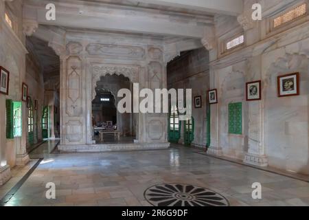 Jodhpur, Rajasthan, Indien - 20. Oktober 2019 : geschmückter Saal mit Porträts von Herrschern und Maharajas von Jodhpur, wunderschöne Inneneinrichtung . Stockfoto