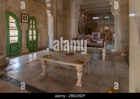 Jodhpur, Rajasthan, Indien - 20. Oktober 2019 : geschmückter Saal mit Porträts von Herrschern und Maharajas von Jodhpur, wunderschöne Inneneinrichtung . Stockfoto