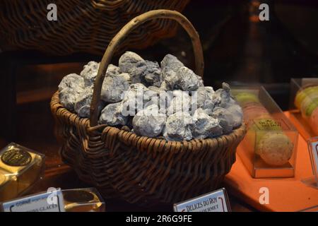 Korb mit Schokoladentrüffeln, im Inneren des Ladens „Les délices du Roy“ von Brüssel, oktober 2017 15. Stockfoto