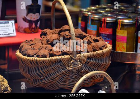 Korb mit Schokoladentrüffeln, im Inneren des Ladens „Les délices du Roy“ von Brüssel, oktober 2017 15. Stockfoto