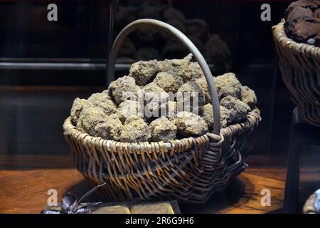Korb mit Schokoladentrüffeln, im Inneren des Ladens „Les délices du Roy“ von Brüssel, oktober 2017 15. Stockfoto