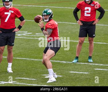 9. Juni 2023, Florham Park, New Jersey, USA: New York Jets Quarterback Chris Streveler (15) Passes während organisierter Teamaktivitäten im Atlantic Health Jets Training Center, Florham Park, New Jersey. Duncan Williams/CSM Stockfoto