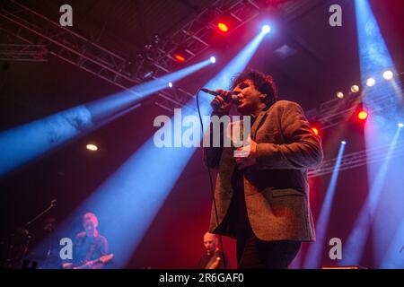 Leipzig, Deutschland. 26. Mai 2023. Mark Burgess von der Rockband Chameleons tritt während des Wave-Gotik-Treffen Festivals in Leipzig auf der Bühne auf. Wave-Gotik-Treffen ist ein jährliches Weltfestival für „dunkle“ Musik und „dunkle Kultur“ in Leipzig. 2023 fand sie vom 26. Bis 29. Mai statt und sammelte etwa 20.000 Besucher und 200 Bands verschiedener Genres an verschiedenen Veranstaltungsorten in der ganzen Stadt. (Foto: Yauhen Yerchak/SOPA Images/Sipa USA) Guthaben: SIPA USA/Alamy Live News Stockfoto