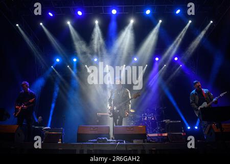 Leipzig, Deutschland. 26. Mai 2023. Die englische Rockband The Chameleons tritt während des Wave-Gotik-Treffen Festivals in Leipzig auf der Bühne auf. Wave-Gotik-Treffen ist ein jährliches Weltfestival für „dunkle“ Musik und „dunkle Kultur“ in Leipzig. 2023 fand sie vom 26. Bis 29. Mai statt und sammelte etwa 20.000 Besucher und 200 Bands verschiedener Genres an verschiedenen Veranstaltungsorten in der ganzen Stadt. (Foto: Yauhen Yerchak/SOPA Images/Sipa USA) Guthaben: SIPA USA/Alamy Live News Stockfoto