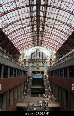 Centraal Station Antwerpen-Centraal Bahnhof mit Uhr auf der oberen Ebene, Antwerpen, Belgien Stockfoto