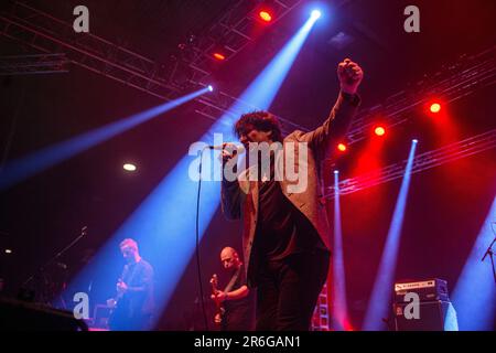 Leipzig, Deutschland. 26. Mai 2023. Mark Burgess von der Rockband Chameleons tritt während des Wave-Gotik-Treffen Festivals in Leipzig auf der Bühne auf. Wave-Gotik-Treffen ist ein jährliches Weltfestival für „dunkle“ Musik und „dunkle Kultur“ in Leipzig. 2023 fand sie vom 26. Bis 29. Mai statt und sammelte etwa 20.000 Besucher und 200 Bands verschiedener Genres an verschiedenen Veranstaltungsorten in der ganzen Stadt. (Foto: Yauhen Yerchak/SOPA Images/Sipa USA) Guthaben: SIPA USA/Alamy Live News Stockfoto