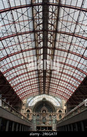 Centraal Station Antwerpen-Centraal Bahnhof mit Uhr auf der oberen Ebene, Antwerpen, Belgien Stockfoto