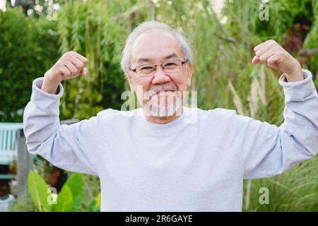 Starkes Seniorenporträt, glücklicher Seniorenmann, der mit einem Lächeln in die Kamera schaut Stockfoto