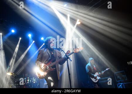 Leipzig, Deutschland. 26. Mai 2023. Die englische Rockband The Chameleons tritt während des Wave-Gotik-Treffen Festivals in Leipzig auf der Bühne auf. Wave-Gotik-Treffen ist ein jährliches Weltfestival für „dunkle“ Musik und „dunkle Kultur“ in Leipzig. 2023 fand sie vom 26. Bis 29. Mai statt und sammelte etwa 20.000 Besucher und 200 Bands verschiedener Genres an verschiedenen Veranstaltungsorten in der ganzen Stadt. (Foto: Yauhen Yerchak/SOPA Images/Sipa USA) Guthaben: SIPA USA/Alamy Live News Stockfoto