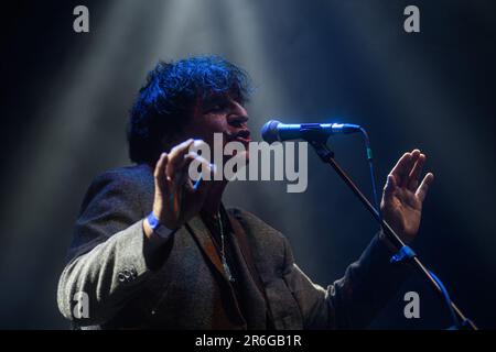 Leipzig, Deutschland. 26. Mai 2023. Mark Burgess von der Rockband Chameleons tritt während des Wave-Gotik-Treffen Festivals in Leipzig auf der Bühne auf. Wave-Gotik-Treffen ist ein jährliches Weltfestival für „dunkle“ Musik und „dunkle Kultur“ in Leipzig. 2023 fand sie vom 26. Bis 29. Mai statt und sammelte etwa 20.000 Besucher und 200 Bands verschiedener Genres an verschiedenen Veranstaltungsorten in der ganzen Stadt. (Foto: Yauhen Yerchak/SOPA Images/Sipa USA) Guthaben: SIPA USA/Alamy Live News Stockfoto