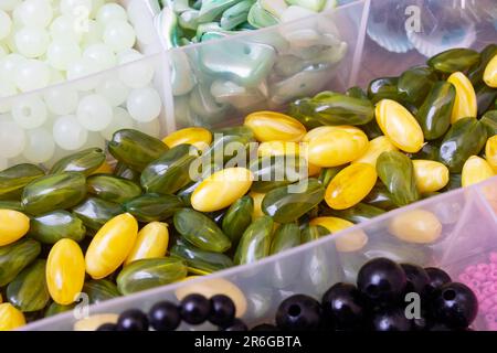 Bunte Perlen in Behältern, Nahaufnahme, Kunsthandwerk, Makrofoto Stockfoto