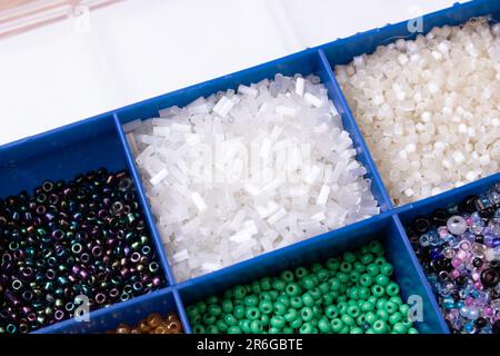 Bunte Perlen in Behältern, Nahaufnahme, Kunsthandwerk, Makrofoto Stockfoto