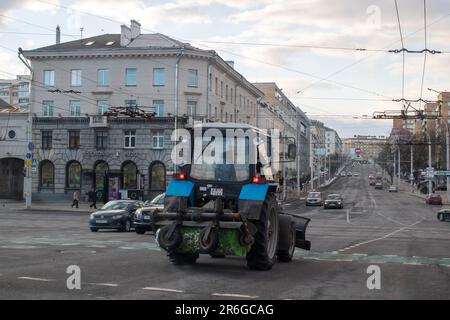 Weißrussland, Minsk - 08. märz 2023: Traktor auf der Straße aus nächster Nähe Stockfoto