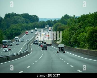 Auf den Autobahnen ist viel Verkehr. Europäische Autobahn. Stockfoto