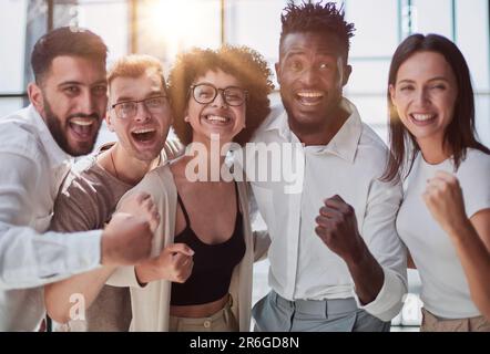 Porträt der erfolgreiche kreative Business-Team Blick in die Kamera und lächelnd. Diverse Geschäftsleuten zusammen am Start stehen. Stockfoto