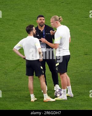 Ehemaliger Spieler von Manchester City Sergio Aguero mit aktuellen Spielern Erling Haaland und Bernardo Silva während eines Trainings im Atatürk Olympiastadion in Istanbul vor dem UEFA Champions League-Finale morgen Abend. Foto: Freitag, 9. Juni 2023. Stockfoto