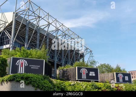 Newcastle upon Tyne, Großbritannien. 9. Juni 2023 Vor dem Auftritt spielt Sam Fender die erste von zwei ausverkauften Shows im Stadion St. James' Park in der Stadt. Werbung außerhalb des Stadions. Kredit: Hazel Plater/Alamy Live News Stockfoto