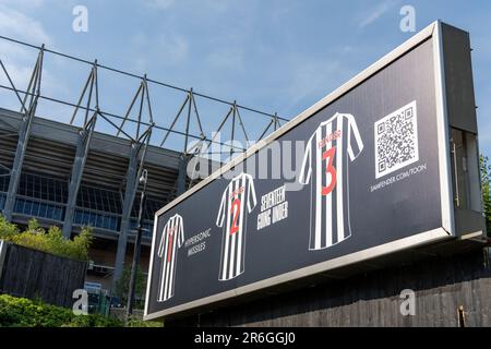 Newcastle upon Tyne, Großbritannien. 9. Juni 2023 Vor dem Auftritt spielt Sam Fender die erste von zwei ausverkauften Shows im Stadion St. James' Park in der Stadt. Werbung außerhalb des Stadions. Kredit: Hazel Plater/Alamy Live News Stockfoto