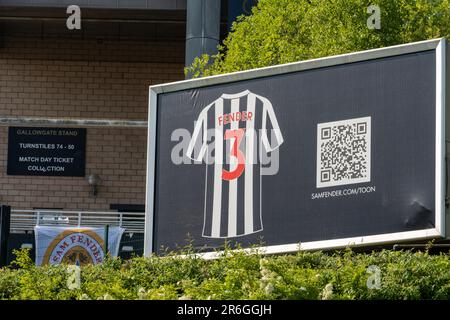 Newcastle upon Tyne, Großbritannien. 9. Juni 2023 Vor dem Auftritt spielt Sam Fender die erste von zwei ausverkauften Shows im Stadion St. James' Park in der Stadt. Werbung außerhalb des Stadions. Kredit: Hazel Plater/Alamy Live News Stockfoto