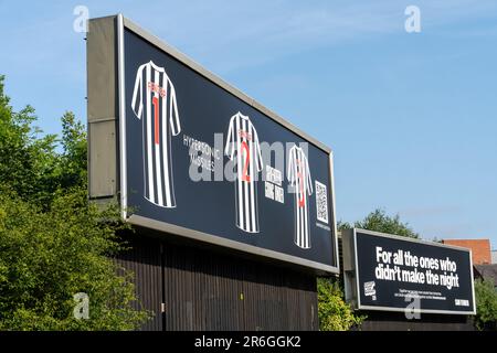 Newcastle upon Tyne, Großbritannien. 9. Juni 2023 Vor dem Auftritt spielt Sam Fender die erste von zwei ausverkauften Shows im Stadion St. James' Park in der Stadt. Werbung außerhalb des Stadions. Kredit: Hazel Plater/Alamy Live News Stockfoto