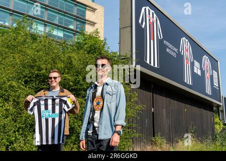 Newcastle upon Tyne, Großbritannien. 9. Juni 2023 Vor dem Auftritt spielt Sam Fender die erste von zwei ausverkauften Shows im Stadion St. James' Park in der Stadt. - Fans außerhalb des Stadions. Kredit: Hazel Plater/Alamy Live News Stockfoto