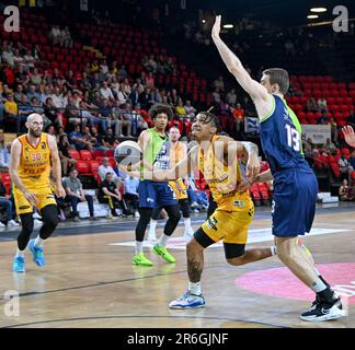 Oostende, Belgien. 09. Juni 2023. Breein Tyree von Oostende und Luuk van Bree von Leiden in Aktion während eines Basketballspiels zwischen dem belgischen BC Oostende und dem niederländischen Team ZZ Leiden, Freitag, den 09. Juni 2023 in Oostende, dem ersten Spiel im besten von drei Finalen der Basketballmeisterschaft der BNXT League. BELGA FOTO DAVID CATRY Kredit: Belga News Agency/Alamy Live News Stockfoto