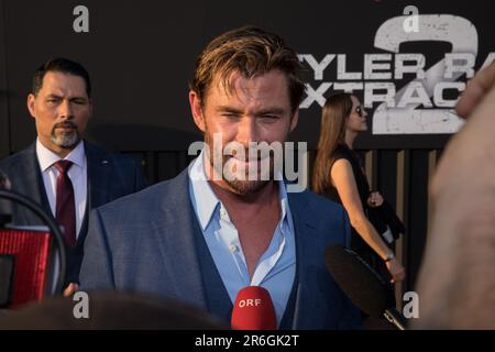 Chris Hemsworth trat am 9. Juni 2023 in Berlin auf, um seinen neuesten Film „Tyler Rake: Extract 2" zu enthüllen. Die Fans versammelten sich ungeduldig in der Nähe des Zoo-Palastes und hofften, einen Blick auf den Superstar und andere Prominente zu erhaschen, die an der Veranstaltung teilnehmen. In „Tyler Rake: Extract 2“ wiederholt Hemsworth seine Rolle als australischer Söldner Tyler Rake in einem spannenden und actiongeladenen Abenteuer. Hemsworths Karriere umfasst eine Reihe von Filmrollen, von actiongeladenen Blockbustern wie „Snow White and the Huntsman“ bis hin zu hochgelobten Filmen wie „Rush“. Hemsworth wurde in Melbourne geboren und verfügt über eine vielfältige Stockfoto