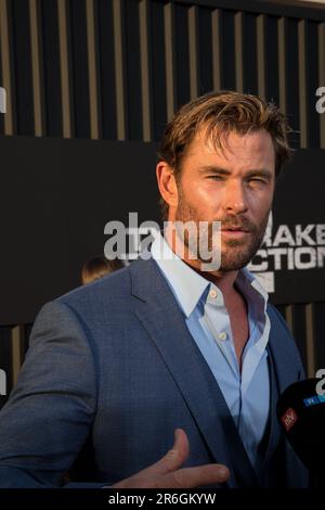 9. Juni 2023, Berlin, Deutschland: Chris Hemsworth trat am 9. Juni 2023 in Berlin auf, um seinen neuesten Film „Tyler Rake: Extract 2“ zu enthüllen. Die Fans versammelten sich ungeduldig in der Nähe des Zoo-Palastes und hofften, einen Blick auf den Superstar und andere Prominente zu erhaschen, die an der Veranstaltung teilnehmen. In „Tyler Rake: Extract 2“ wiederholt Hemsworth seine Rolle als australischer Söldner Tyler Rake in einem spannenden und actiongeladenen Abenteuer. Hemsworths Karriere umfasst eine Reihe von Filmrollen, von actiongeladenen Blockbustern wie „Snow White and the Huntsman“ bis hin zu hochgelobten Filmen wie „Rush“. Bor Stockfoto