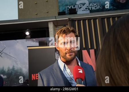 9. Juni 2023, Berlin, Deutschland: Chris Hemsworth trat am 9. Juni 2023 in Berlin auf, um seinen neuesten Film „Tyler Rake: Extract 2“ zu enthüllen. Die Fans versammelten sich ungeduldig in der Nähe des Zoo-Palastes und hofften, einen Blick auf den Superstar und andere Prominente zu erhaschen, die an der Veranstaltung teilnehmen. In „Tyler Rake: Extract 2“ wiederholt Hemsworth seine Rolle als australischer Söldner Tyler Rake in einem spannenden und actiongeladenen Abenteuer. Hemsworths Karriere umfasst eine Reihe von Filmrollen, von actiongeladenen Blockbustern wie „Snow White and the Huntsman“ bis hin zu hochgelobten Filmen wie „Rush“. Bor Stockfoto