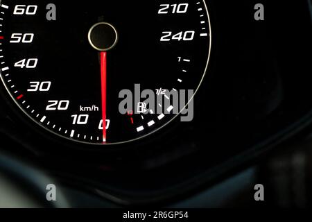Eine Nahaufnahme des beleuchteten Tachometers eines Autos Stockfoto