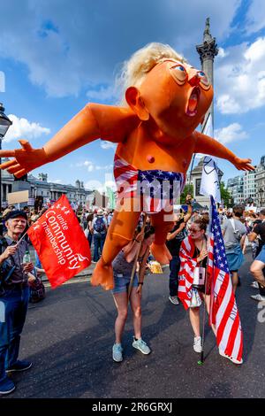 Menschen demonstrieren gegen den Besuch des US-Präsidenten Donald Trump am Trafalgar Square, London, Großbritannien Stockfoto