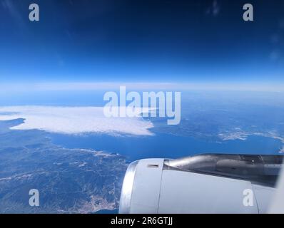 Luftaufnahme von einem Flugzeug auf die Straße von Gibraltar, eine Turbine im Vordergrund Stockfoto