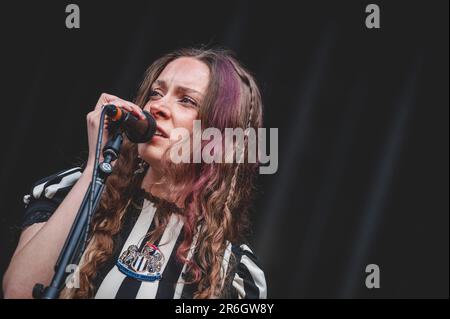 Holly Humberstone unterstützt Sam Fender in St. James' Park in Newcastle upon Tyne, Großbritannien. 9. Juni 2023. Kredit: Thomas Jackson/Alamy Live News Stockfoto