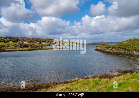 Blick in Richtung Circebost Pier auf Great Bernera vor der Isle of Lewis Scotland Stockfoto