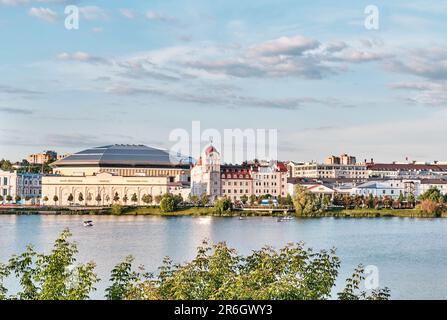 Kasan, Russland - 5. Juni 2023: See Nizhny Kaban. Sommerliche Stadtlandschaft. Menschen auf Katamaranen Stockfoto