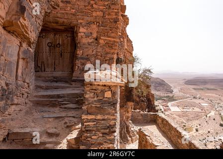 Wanderung durch die alte ID Aissa agadir, ein altes Kornlager in Amtoudi, Marokko Stockfoto