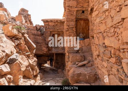 Wanderung durch die alte ID Aissa agadir, ein altes Kornlager in Amtoudi, Marokko Stockfoto