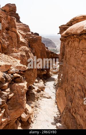 Wanderung durch die alte ID Aissa agadir, ein altes Kornlager in Amtoudi, Marokko Stockfoto