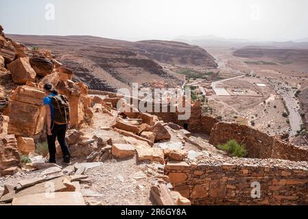 Wanderung durch die alte ID Aissa agadir, ein altes Kornlager in Amtoudi, Marokko Stockfoto