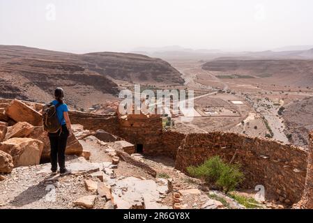 Wanderung durch die alte ID Aissa agadir, ein altes Kornlager in Amtoudi, Marokko Stockfoto