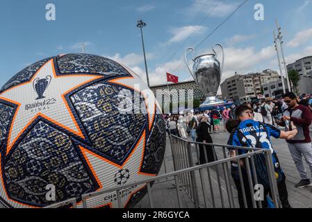 Istanbul, Türkei. 09. Juni 2023. Fußballfans treffen sich am Taksim Square, am Tag vor dem Champions League-Finale. Kredit: SOPA Images Limited/Alamy Live News Stockfoto