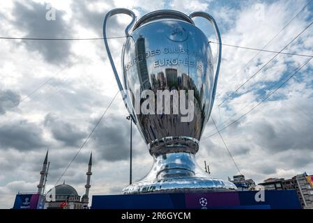 Istanbul, Türkei. 09. Juni 2023. Eine riesige aufblasbare Champions League-Trophäe auf dem Taksim Square. Kredit: SOPA Images Limited/Alamy Live News Stockfoto