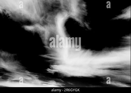 Cirrus uncinus Wolken im blauen Himmel. Stockfoto